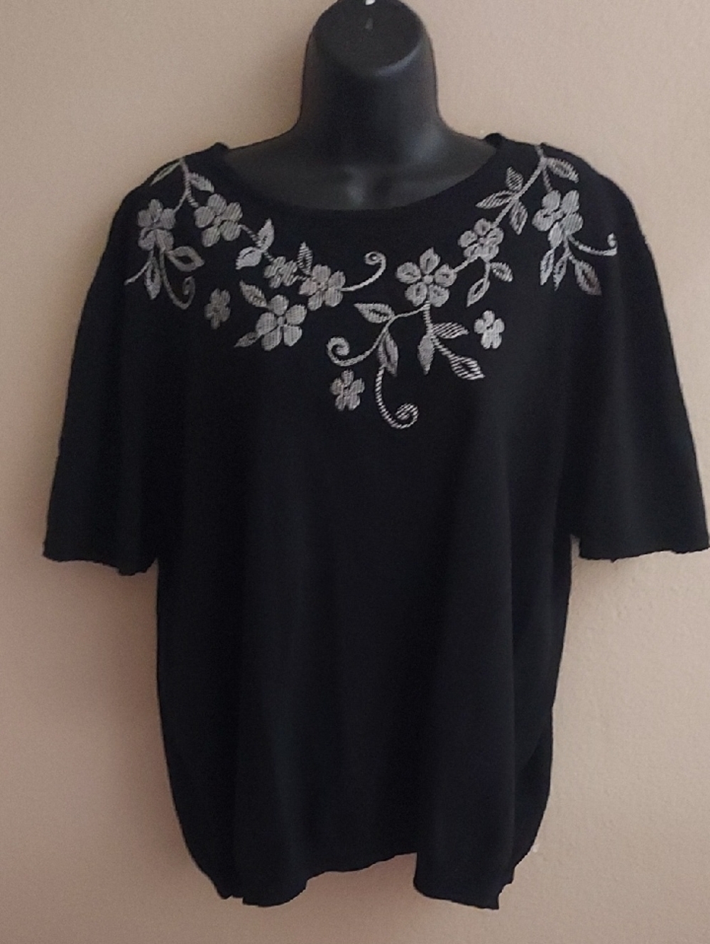 Alfred Dunner Black Top Floral Embroidered Design Around Neck Short Sleeve